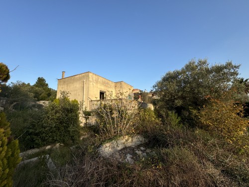 Villa Da Ristrutturare Con PdC Approvato Per Demolizione e Ricostruzione.